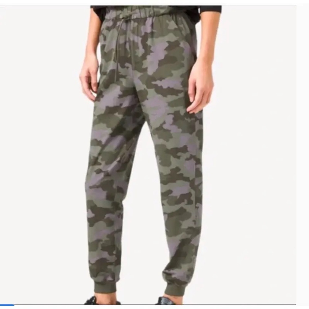 Lululemon Camoflauge Dusky Lavender High Rise Jogger - Size 6